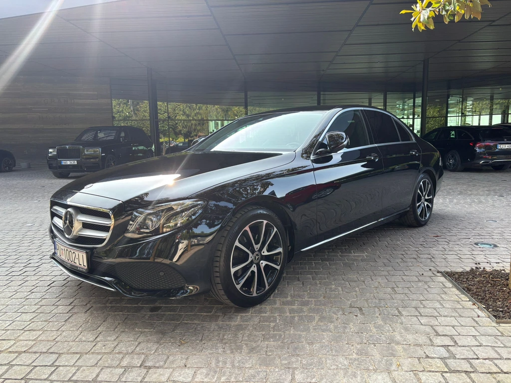 Taxi-Porec-Mercedes-E-Class-02.webp